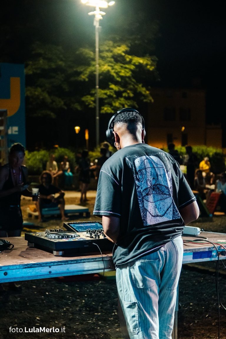 DJ Jordi Wess al Cosmic Journey di Fano Jazz 2026, foto Lula Merlo