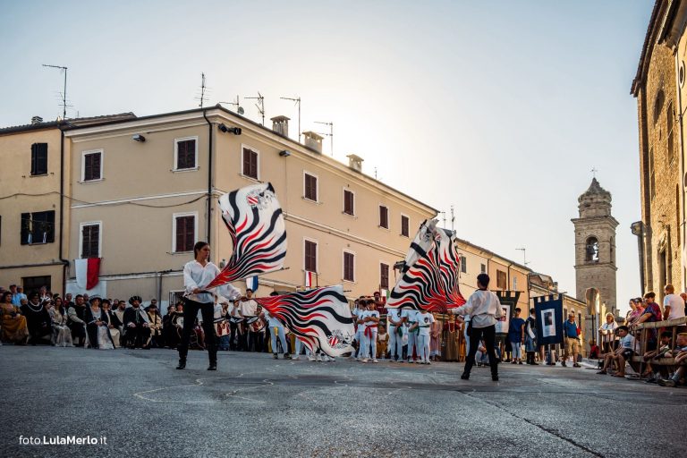 Sbandieratori de La Pandolfaccia a Mestieri e Mercanti a San Lorenzo in Campo – foto Lula Merlo