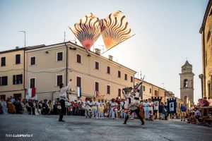 Sbandieratori de La Pandolfaccia a Mestieri e Mercanti a San Lorenzo in Campo – foto Lula Merlo