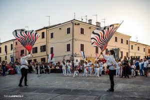 Sbandieratori de La Pandolfaccia a Mestieri e Mercanti a San Lorenzo in Campo – foto Lula Merlo