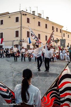 Sbandieratori de La Pandolfaccia a Mestieri e Mercanti a San Lorenzo in Campo – foto Lula Merlo