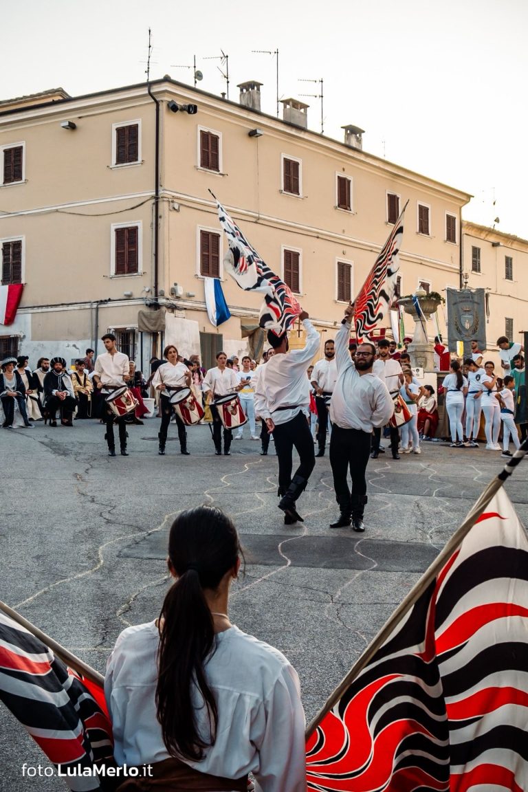 Sbandieratori de La Pandolfaccia a Mestieri e Mercanti a San Lorenzo in Campo – foto Lula Merlo