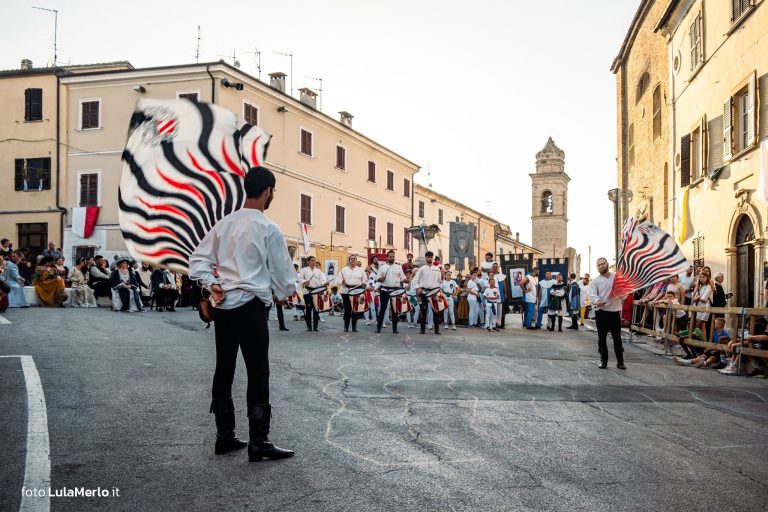 Sbandieratori de La Pandolfaccia a Mestieri e Mercanti a San Lorenzo in Campo – foto Lula Merlo