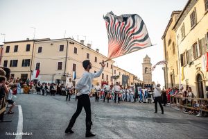 Sbandieratori de La Pandolfaccia a Mestieri e Mercanti a San Lorenzo in Campo – foto Lula Merlo