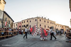 Sbandieratori de La Pandolfaccia a Mestieri e Mercanti a San Lorenzo in Campo – foto Lula Merlo