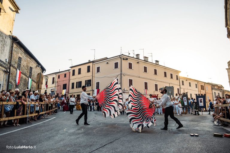 Sbandieratori de La Pandolfaccia a Mestieri e Mercanti a San Lorenzo in Campo – foto Lula Merlo