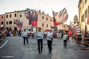 Sbandieratori de La Pandolfaccia a Mestieri e Mercanti a San Lorenzo in Campo – foto Lula Merlo