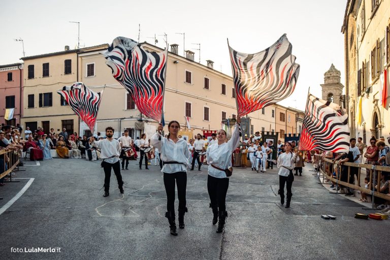 Sbandieratori de La Pandolfaccia a Mestieri e Mercanti a San Lorenzo in Campo – foto Lula Merlo