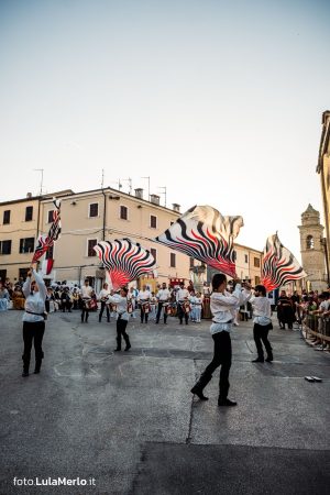 Sbandieratori de La Pandolfaccia a Mestieri e Mercanti a San Lorenzo in Campo – foto Lula Merlo