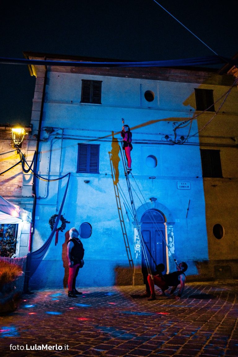 Diavoli Rossi, spettacolo di acrobazia a Mestieri e Mercanti – foto Lula Merlo
