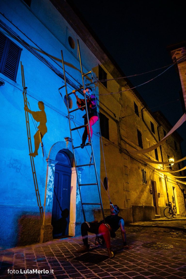 Diavoli Rossi, spettacolo di acrobazia a Mestieri e Mercanti – foto Lula Merlo