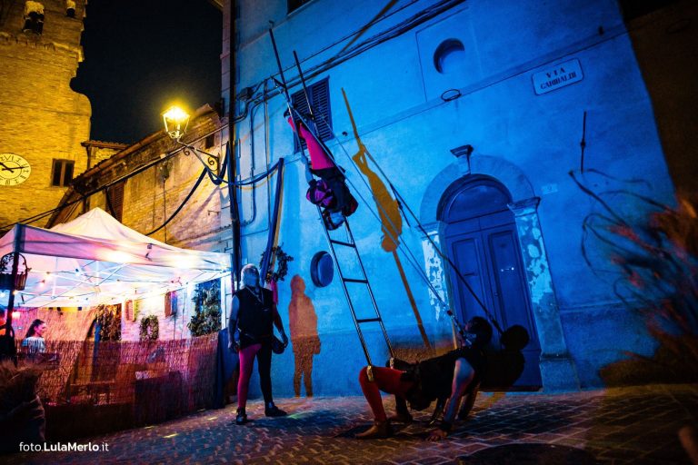 Diavoli Rossi, spettacolo di acrobazia a Mestieri e Mercanti – foto Lula Merlo