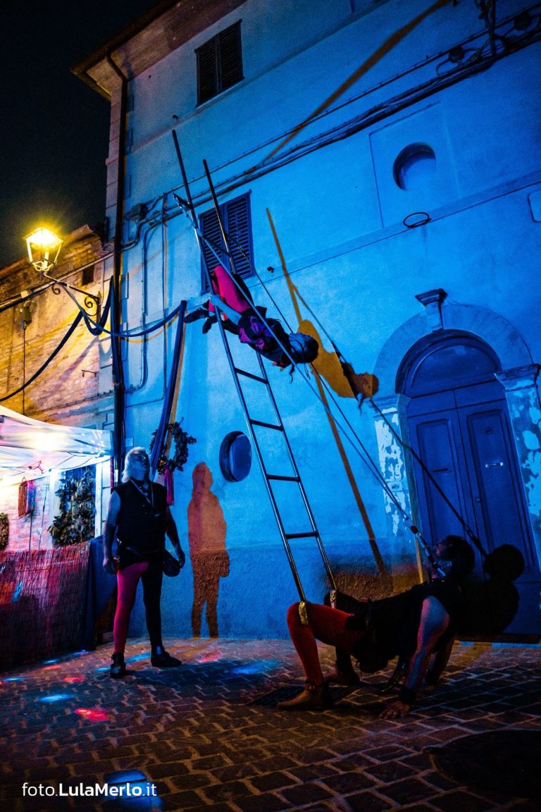 Diavoli Rossi, spettacolo di acrobazia a Mestieri e Mercanti – foto Lula Merlo