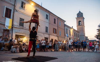 Spettacolo acrobatico dei Diavoli Rossi a “Mestieri e Mercanti” a San Lorenzo in Campo