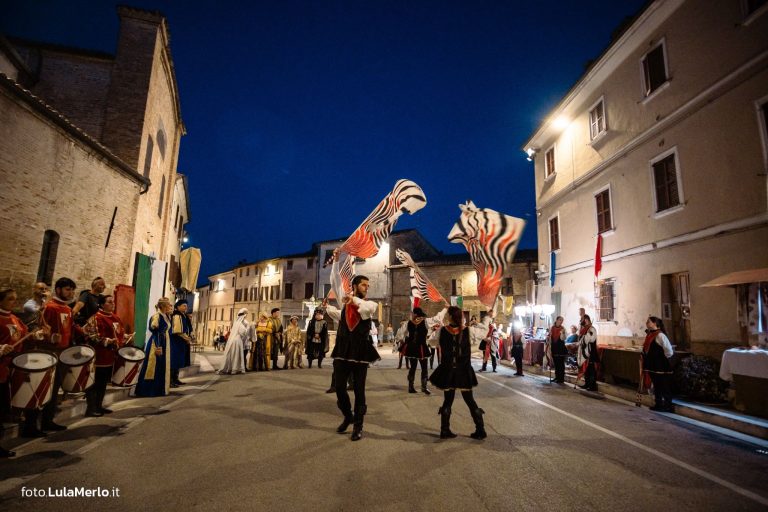 Sbandieratori de La Pandolfaccia a Mestieri e Mercanti a San Lorenzo in Campo – foto Lula Merlo