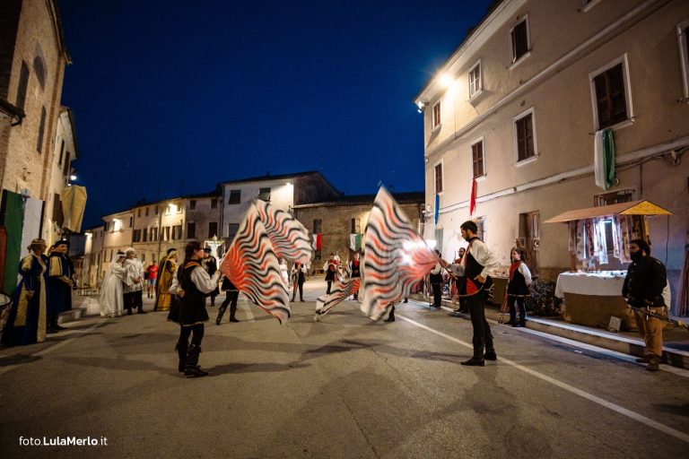 Sbandieratori de La Pandolfaccia a Mestieri e Mercanti a San Lorenzo in Campo – foto Lula Merlo