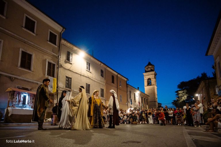 Sbandieratori de La Pandolfaccia a Mestieri e Mercanti a San Lorenzo in Campo – foto Lula Merlo