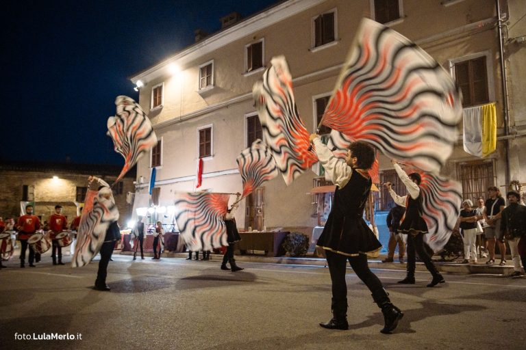 Sbandieratori de La Pandolfaccia a Mestieri e Mercanti a San Lorenzo in Campo – foto Lula Merlo