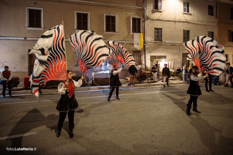 Sbandieratori de La Pandolfaccia a Mestieri e Mercanti a San Lorenzo in Campo – foto Lula Merlo