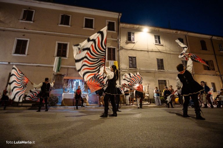 Sbandieratori de La Pandolfaccia a Mestieri e Mercanti a San Lorenzo in Campo – foto Lula Merlo