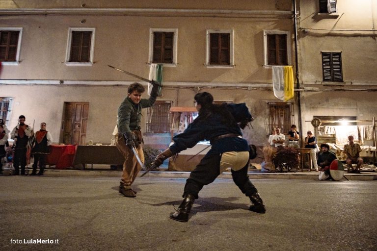 Sbandieratori de La Pandolfaccia a Mestieri e Mercanti a San Lorenzo in Campo – foto Lula Merlo