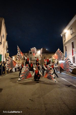 Sbandieratori de La Pandolfaccia a Mestieri e Mercanti a San Lorenzo in Campo – foto Lula Merlo