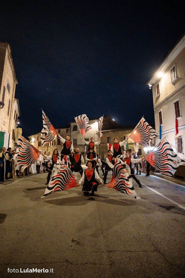 Sbandieratori de La Pandolfaccia a Mestieri e Mercanti a San Lorenzo in Campo – foto Lula Merlo
