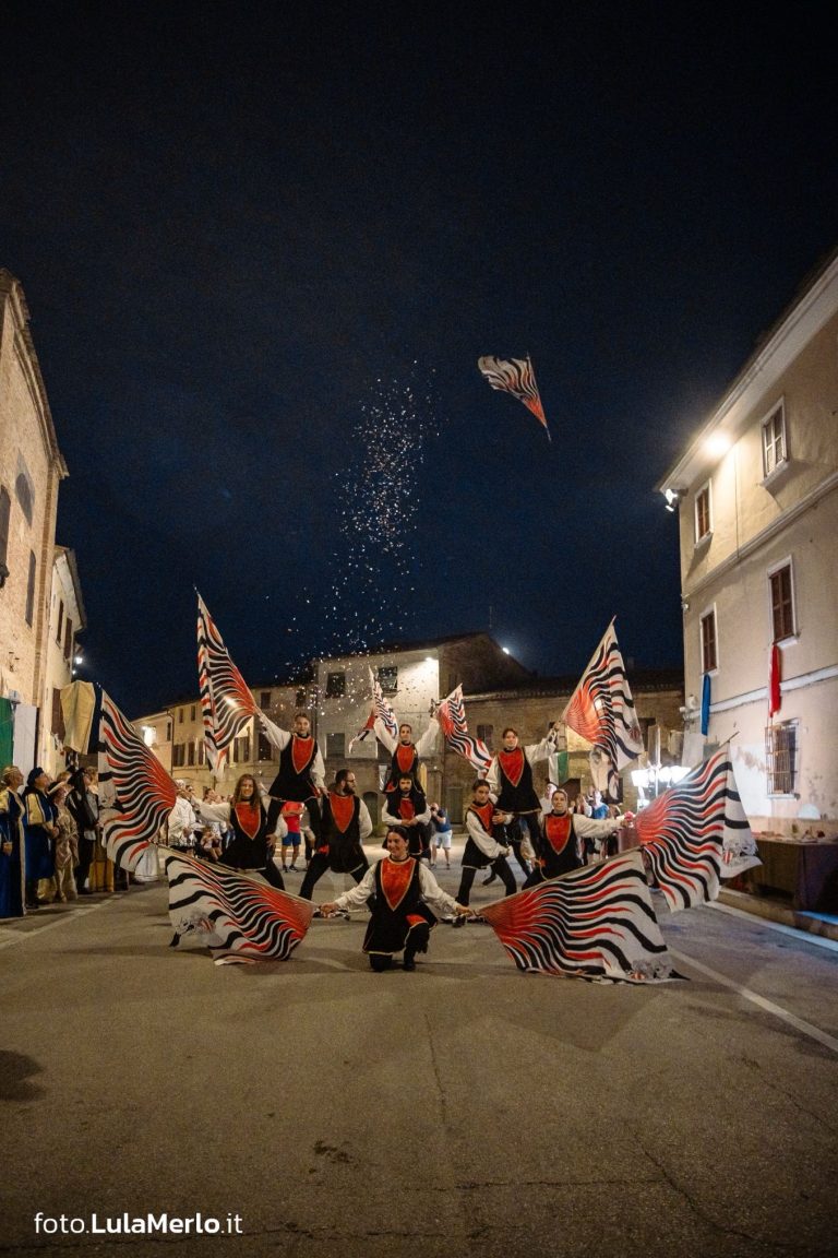 Sbandieratori de La Pandolfaccia a Mestieri e Mercanti a San Lorenzo in Campo – foto Lula Merlo
