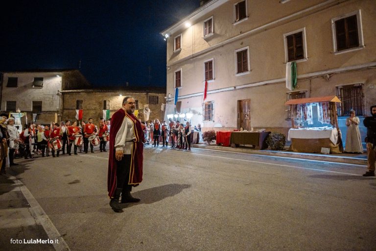 Sbandieratori de La Pandolfaccia a Mestieri e Mercanti a San Lorenzo in Campo – foto Lula Merlo