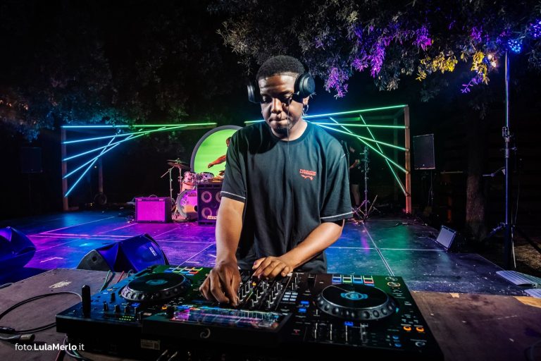 DJ Jordi Wess al Cosmic Journey di Fano Jazz 2026, foto Lula Merlo