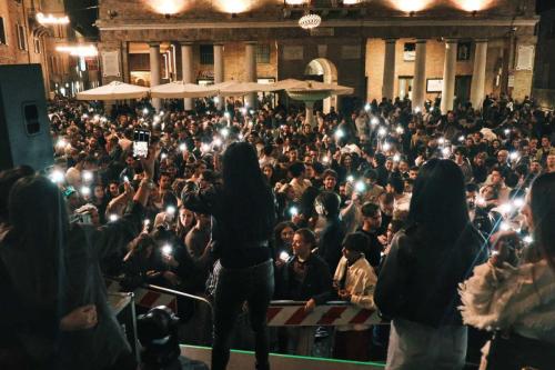 Studenti in piazza della Repubblica a Urbino
