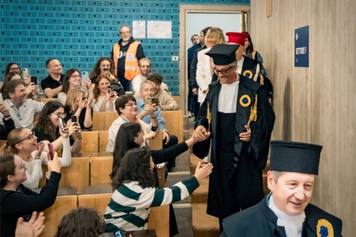 Rosario Fiorello riceve il Sigillo di Ateneo dall'Università degli Studi Carlo Bo