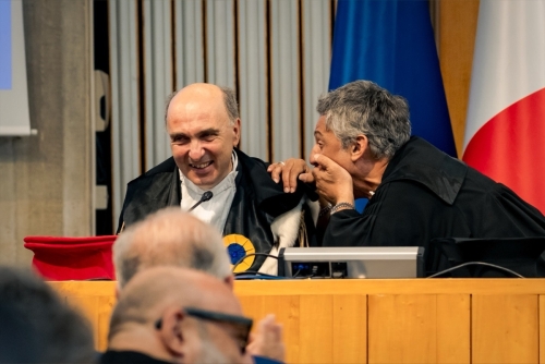 Rosario Fiorello riceve il Sigillo di Ateneo dall'Università degli Studi Carlo Bo
