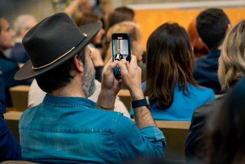 Rosario Fiorello riceve il Sigillo di Ateneo dall'Università degli Studi Carlo Bo