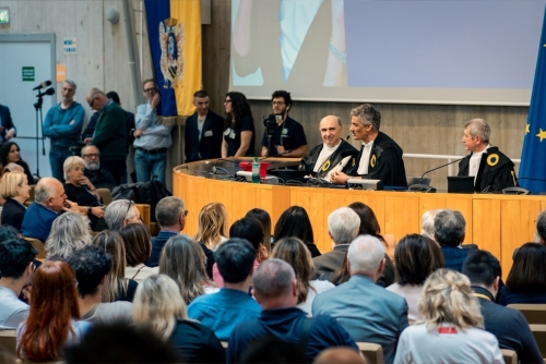 Rosario Fiorello riceve il Sigillo di Ateneo dall'Università degli Studi Carlo Bo