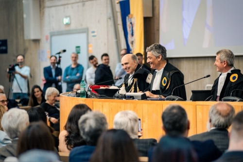 Rosario Fiorello riceve il Sigillo di Ateneo dall'Università degli Studi Carlo Bo