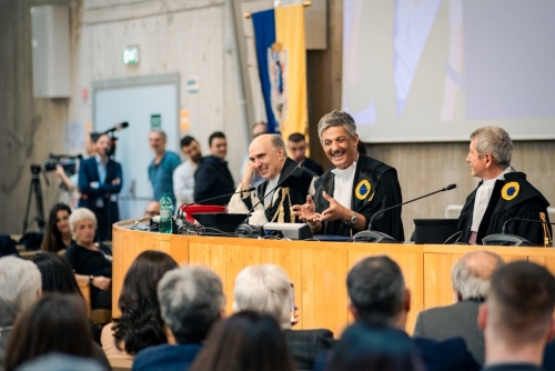 Rosario Fiorello riceve il Sigillo di Ateneo dall'Università degli Studi Carlo Bo