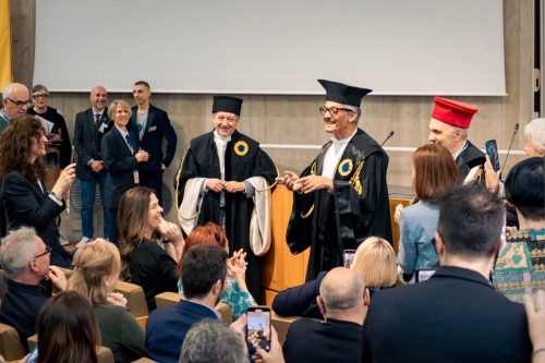 Rosario Fiorello riceve il Sigillo di Ateneo dall'Università degli Studi Carlo Bo