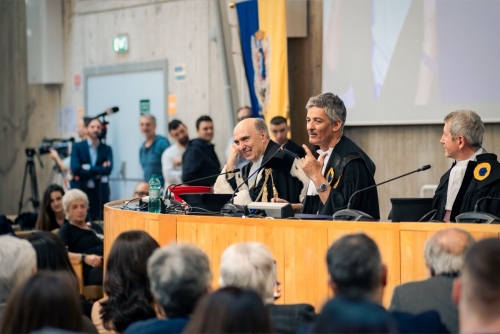 Rosario Fiorello riceve il Sigillo di Ateneo dall'Università degli Studi Carlo Bo