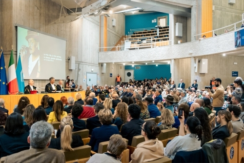 Rosario Fiorello riceve il Sigillo di Ateneo dall'Università degli Studi Carlo Bo