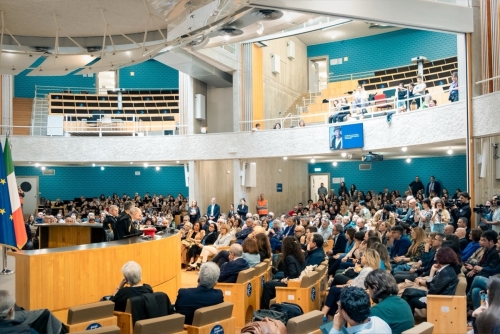 Rosario Fiorello riceve il Sigillo di Ateneo dall'Università degli Studi Carlo Bo
