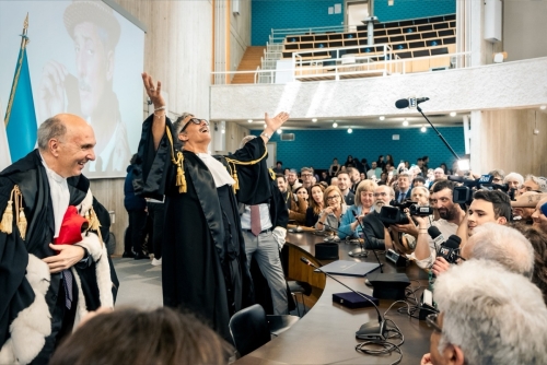 Rosario Fiorello riceve il Sigillo di Ateneo dall'Università degli Studi Carlo Bo