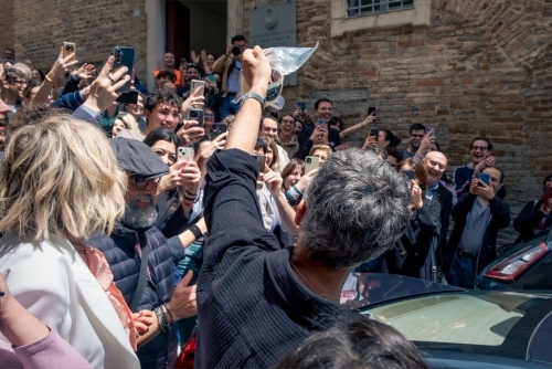 Rosario Fiorello riceve il Sigillo di Ateneo dall'Università degli Studi Carlo Bo