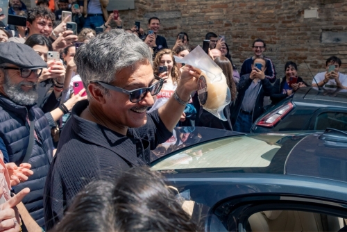 Rosario Fiorello riceve il Sigillo di Ateneo dall'Università degli Studi Carlo Bo