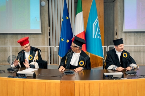 Rosario Fiorello riceve il Sigillo di Ateneo dall'Università degli Studi Carlo Bo
