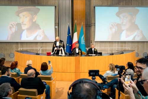 Rosario Fiorello riceve il Sigillo di Ateneo dall'Università degli Studi Carlo Bo