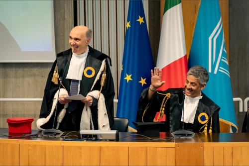Rosario Fiorello riceve il Sigillo di Ateneo dall'Università degli Studi Carlo Bo