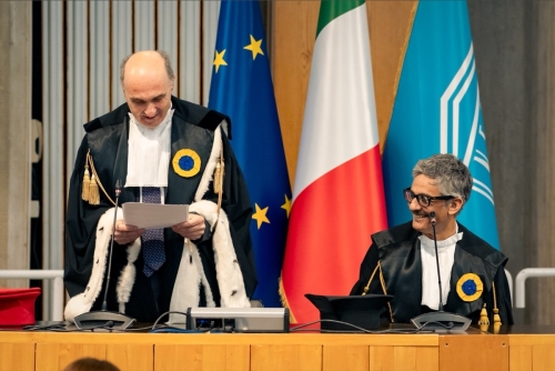 Rosario Fiorello riceve il Sigillo di Ateneo dall'Università degli Studi Carlo Bo