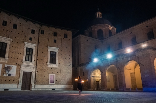 Performance di danza davanti al Palazzo Ducale di Urbino