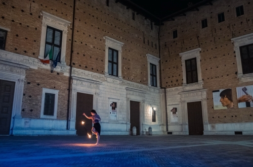 Performance di danza davanti al Palazzo Ducale di Urbino